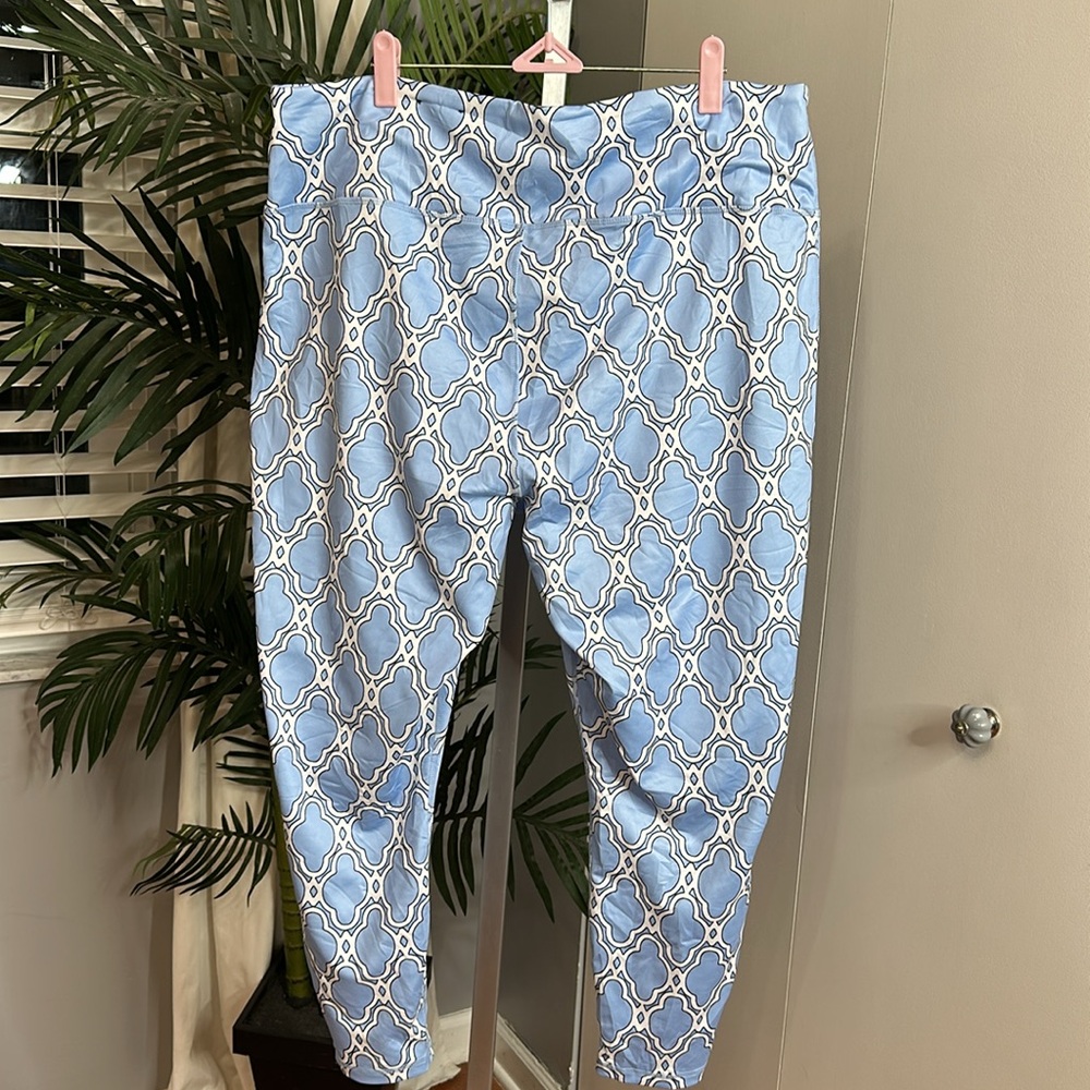 Crown and ivy Elegant Light Blue Patterned athletic leggins - Picture 3 of 8